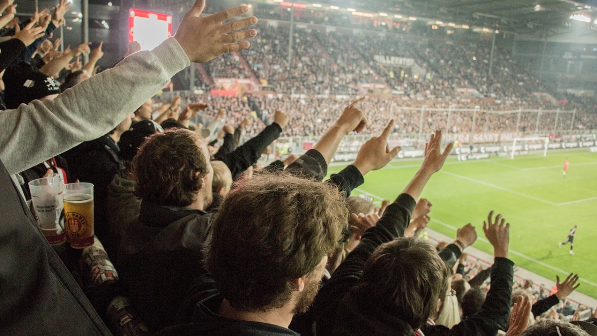 Jubelnde Fußballfans bei einem Fußballspiel im Stadium.