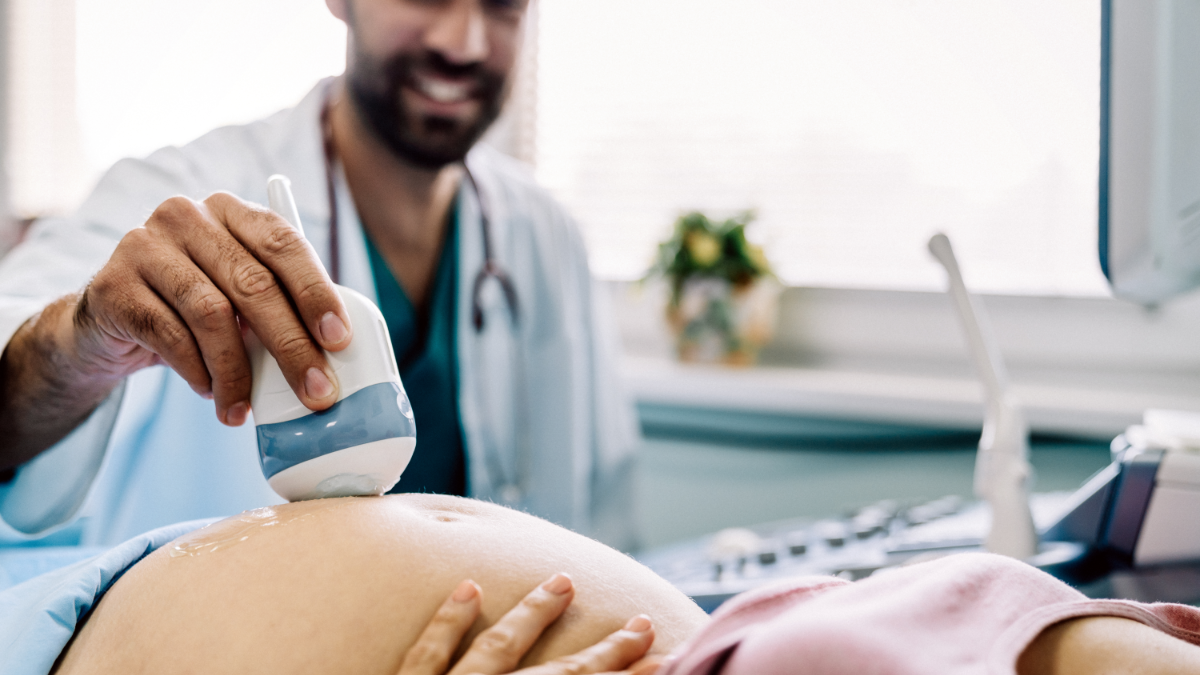 Aufnahme einer schwangeren Frau während einer Ultraschalluntersuchung im Krankenhaus, Klinik.