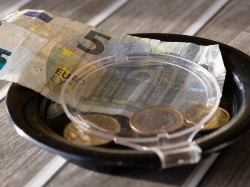 Trinkgeld in einer Schale.