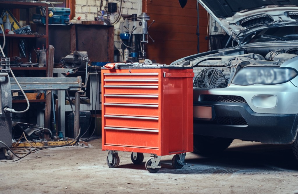 Roter Werkzeugkasten in einer Garage.