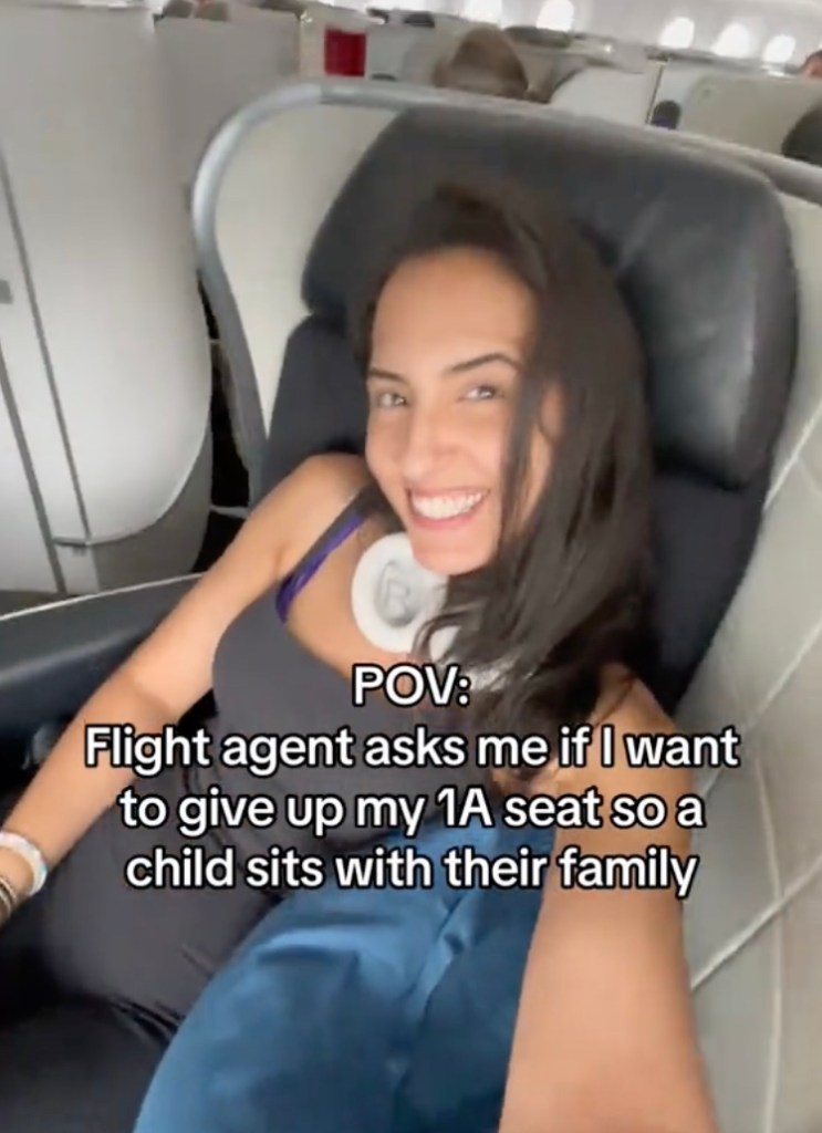 Eine junge Frau im Flugzeug.