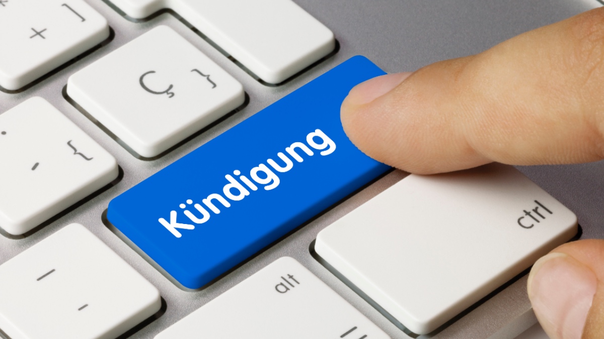 Finger drückt auf eine Taste mit der Aufschrift 
