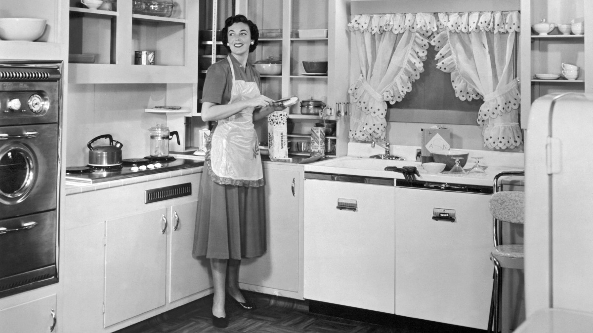 Hausfrau 1950 steht in der Küche