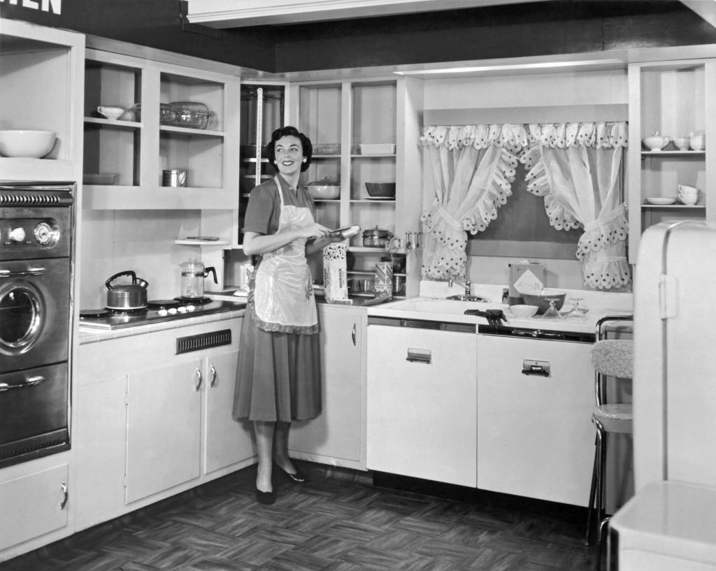Hausfrau 1950 steht in der Küche